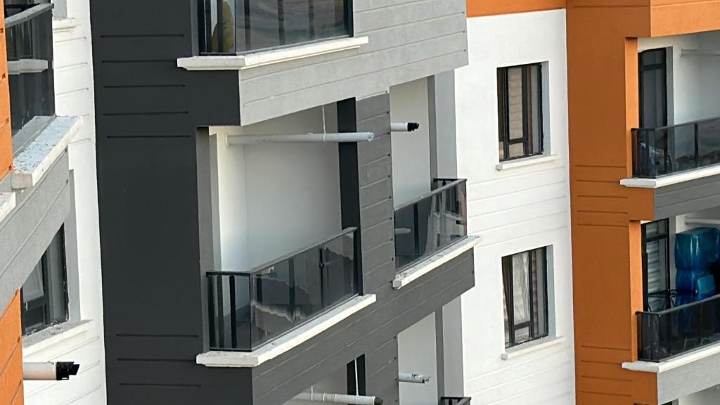 Elle offre une vue sur l'extérieur d'un immeuble avec balcon. dans l'établissement ÖYKÜM HOME, 