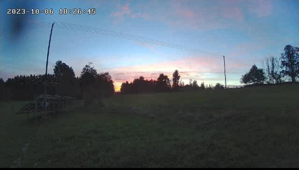 Východ nebo západ slunce při pohledu z chaty nebo okolí