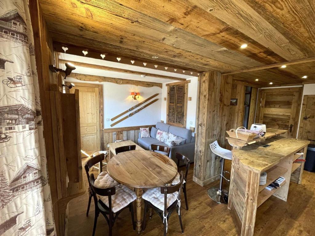 - une salle à manger avec une table et des chaises en bois dans l'établissement Appartement Les Menuires, 3 pièces, 6 personnes - FR-1-452-276, aux Menuires
