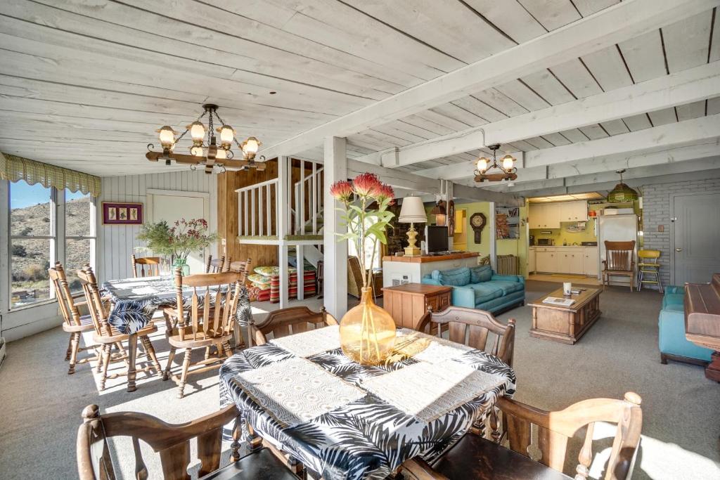 uma grande sala de estar com mesa e cadeiras em Fishing Paradise in Saratoga on 160 Private Acres! em Saratoga