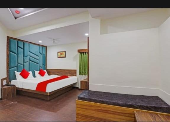 Postel nebo postele na pokoji v ubytování hotel swagat inn