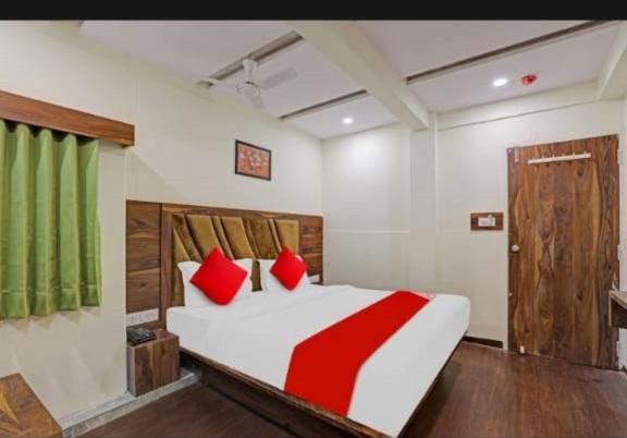 Postel nebo postele na pokoji v ubytování hotel swagat inn