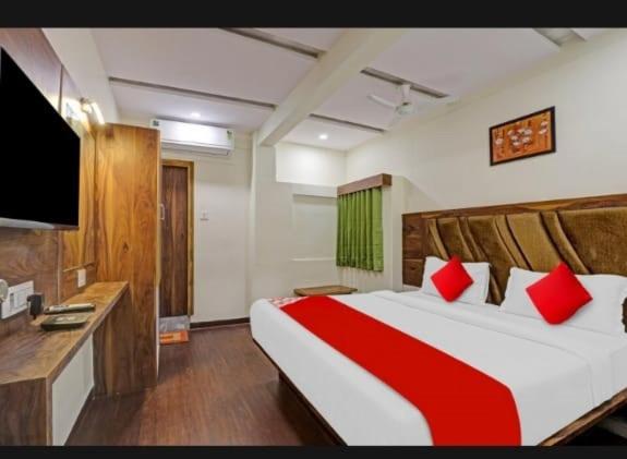 Postel nebo postele na pokoji v ubytování hotel swagat inn