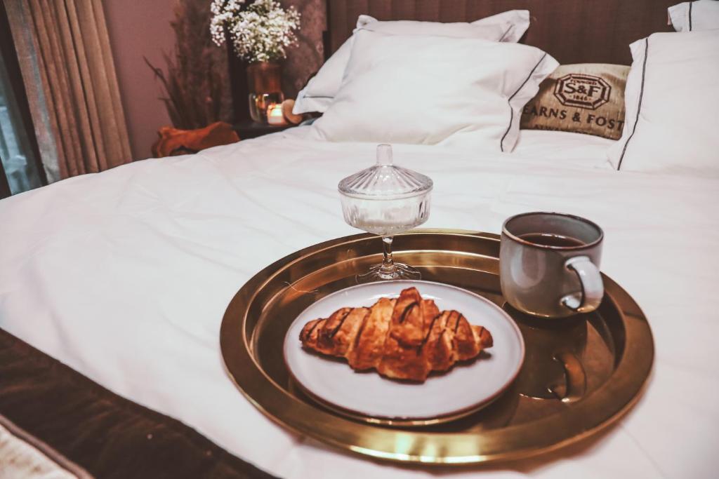 taca z rogalikami i kawą na łóżku w obiekcie Luxurious Apartment in center of Katowice w mieście Katowice