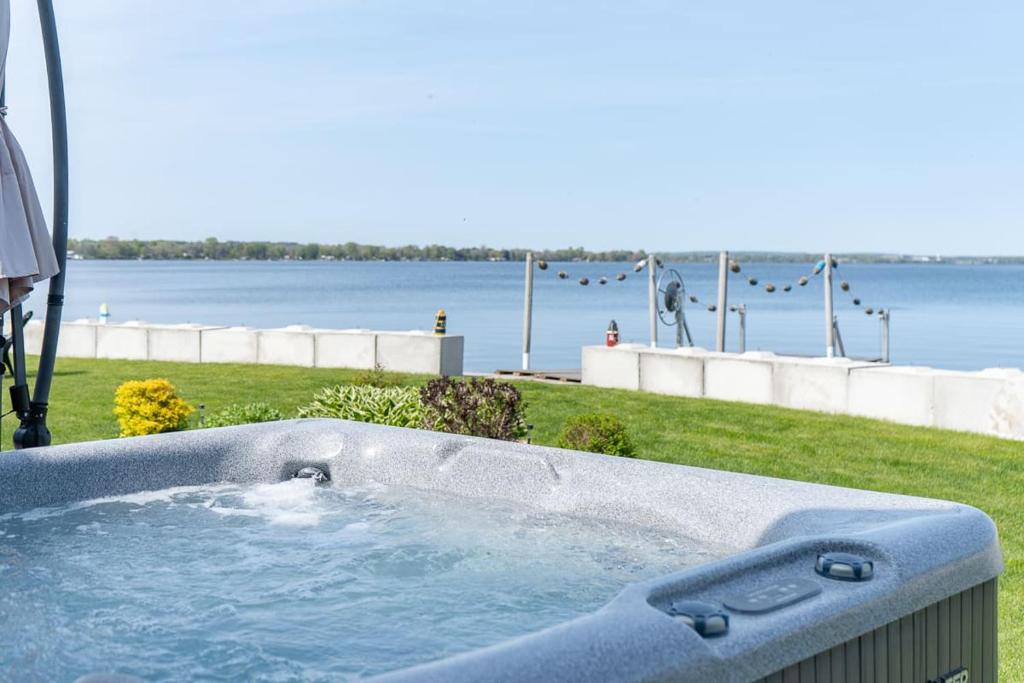 bañera de hidromasaje con vistas al agua en Quinte Haven - Waterfront slice of paradise en Carrying Place