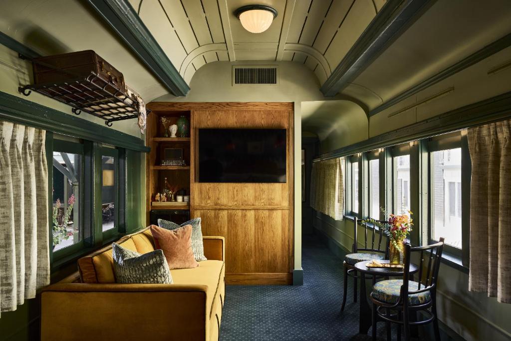 The Hotel Chalet at The Choo Choo - Sleeper Deluxe Zugbeförderung