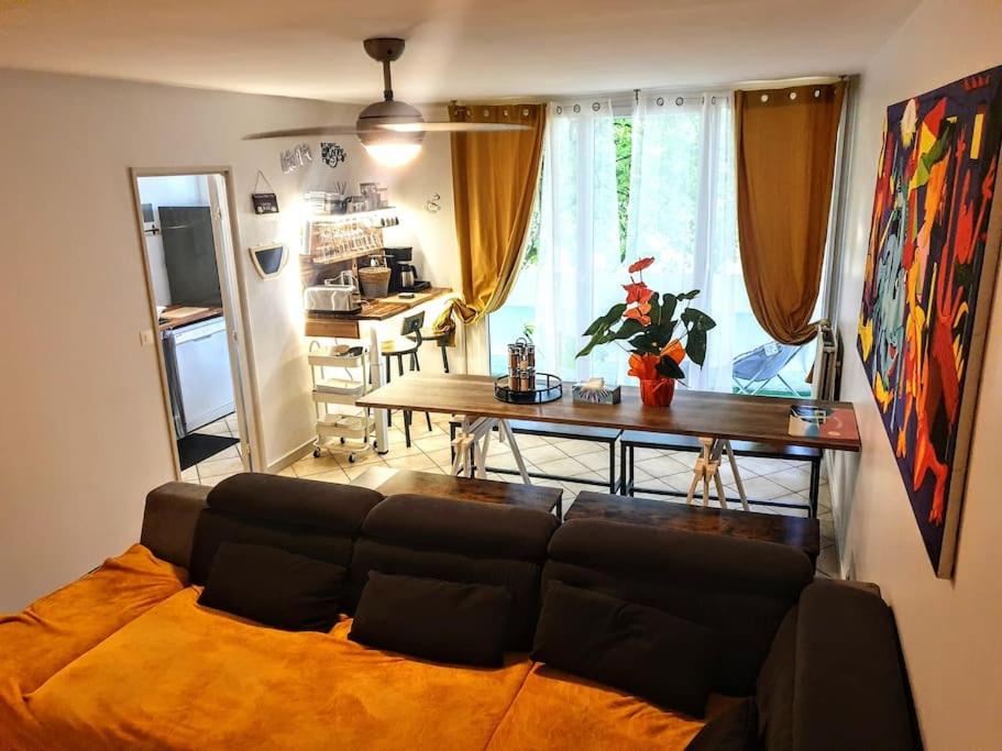 sala de estar con sofá y mesa en La Casa Picasso, en Villepinte
