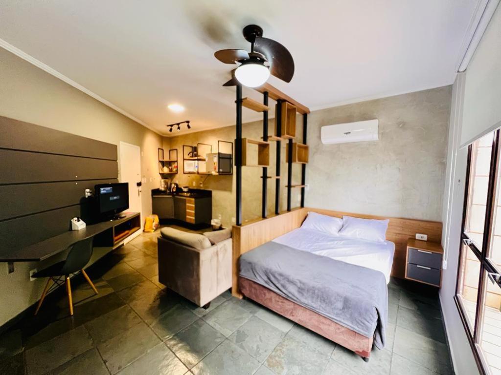 En eller flere senge i et værelse på Flat á Beira-mar no Itararé em SV.