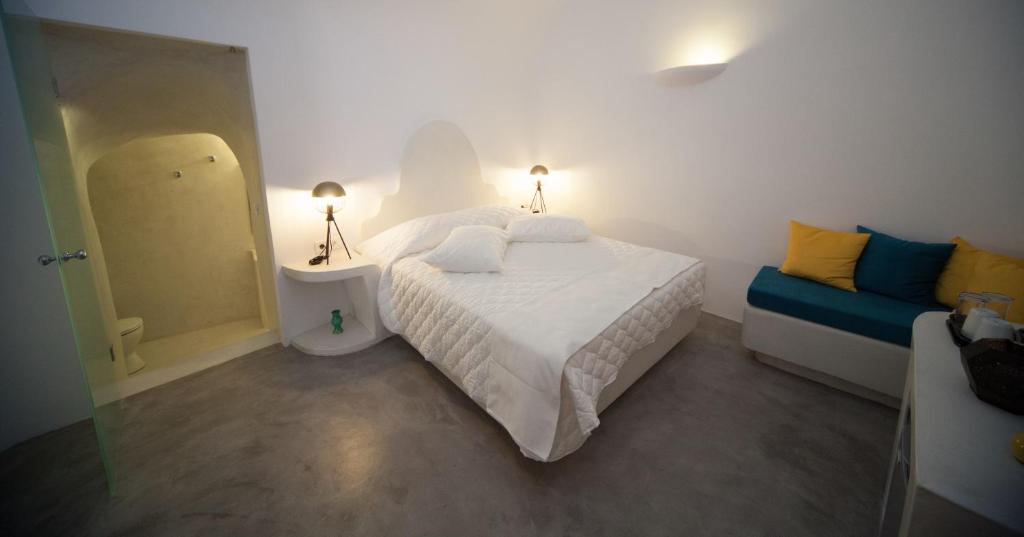 Łóżko lub łóżka w pokoju w obiekcie Fanari Vista Suites