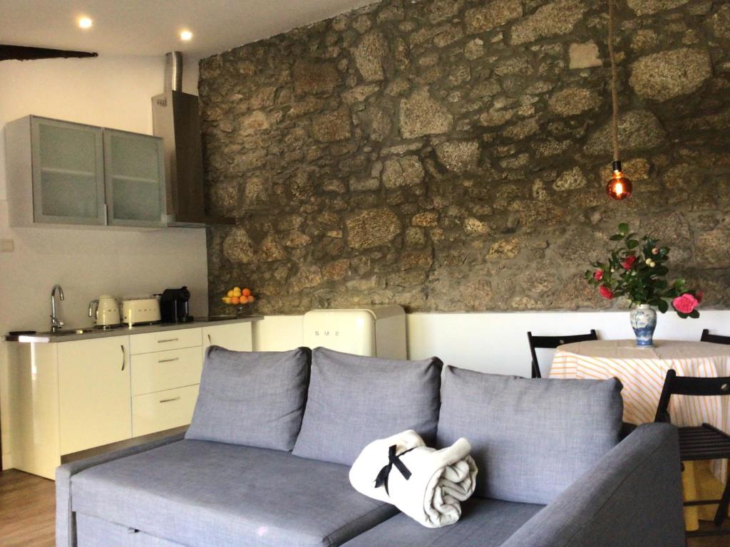 a living room with a blue couch and a table at Casa Do Refugio in Covilhã