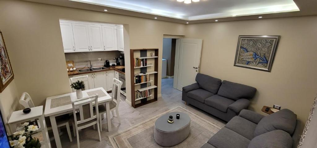 - un salon avec un canapé et une table dans l'établissement New Bazar Luxury Apartment, à Tirana