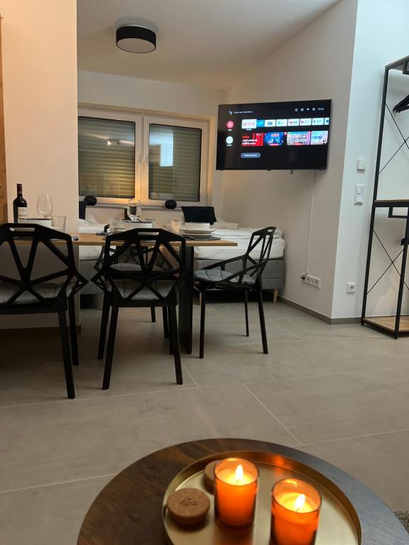 una sala da pranzo con tavolo, candele e sedie di BnB Open Apartments Pader-Chill a Paderborn