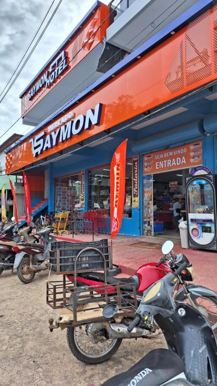 una moto aparcada frente a una tienda en Saymon Hotel, en Portel