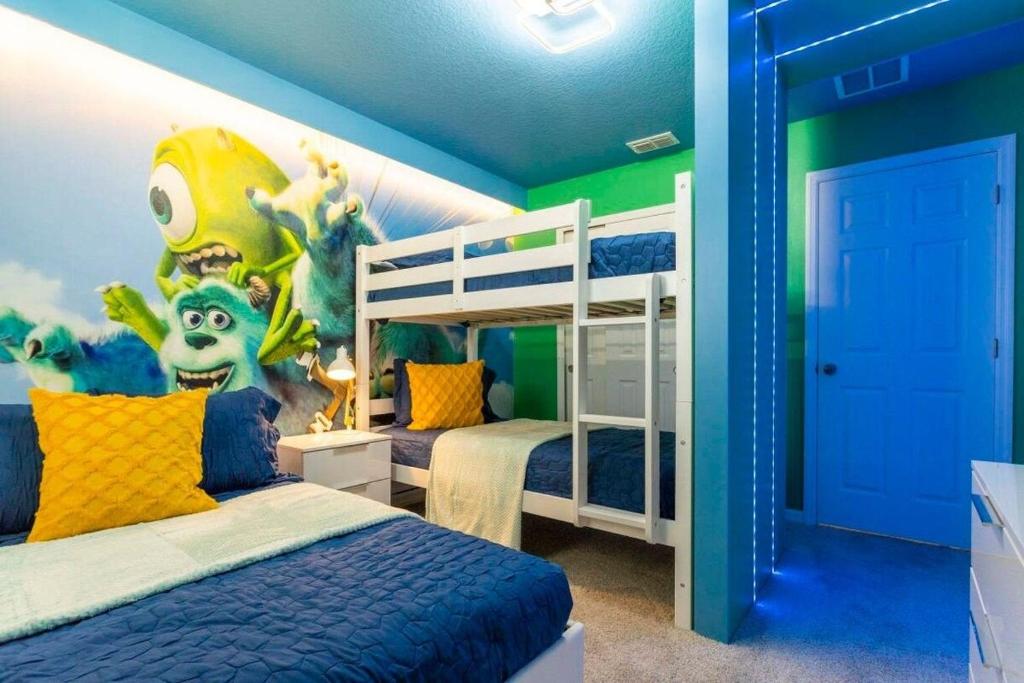 Vacation Home Modern 6BR Home with Water Club House, Kissimmee, FL