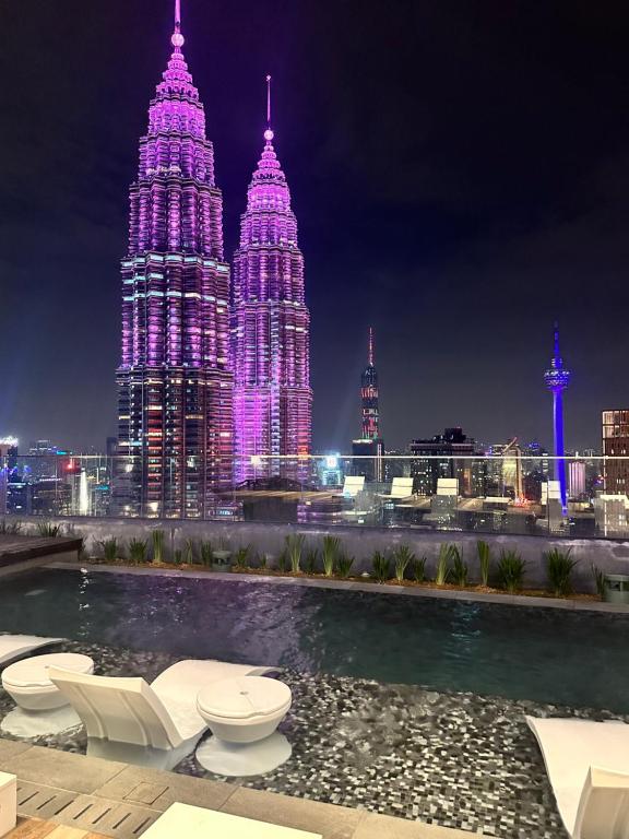 una vista de las torres Petronas por la noche en Premier Suites at STAR, en Kuala Lumpur