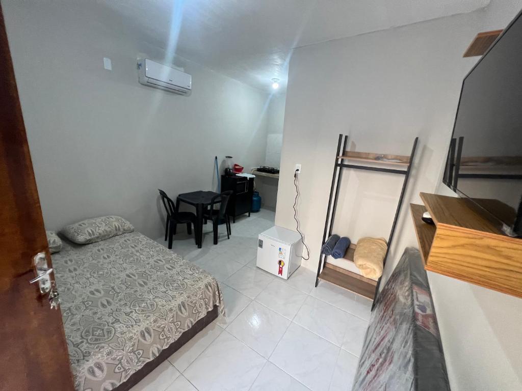 - une petite chambre avec un lit et une table dans l'établissement Ap Mobiliado no Campo dos Velhos, à Sobral