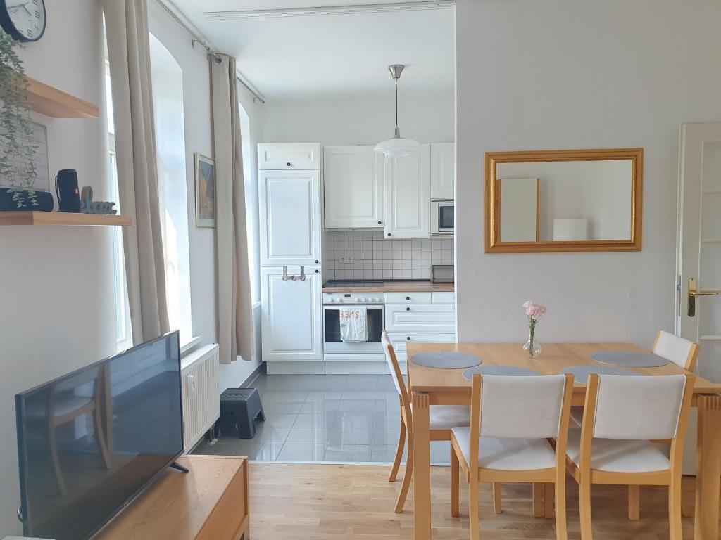 eine Küche und ein Esszimmer mit Tisch und Stühlen in der Unterkunft *****Saxonia De Luxe***** Neue & Hochwertige 50qm² 2-Zimmer-Ferienwohnung in Chemnitz mit Parkplatz & wie zuhause Wohlfühlatmosphäre - My feel@home Apartment in Chemnitz in Chemnitz