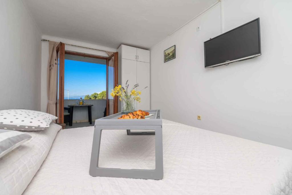 TV a/nebo společenská místnost v ubytování Apartments in Veli Losinj 26474