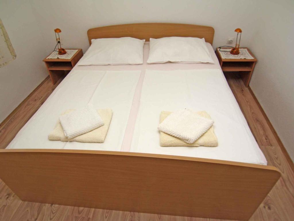 Postel nebo postele na pokoji v ubytování Apartments in Veli Losinj 26474