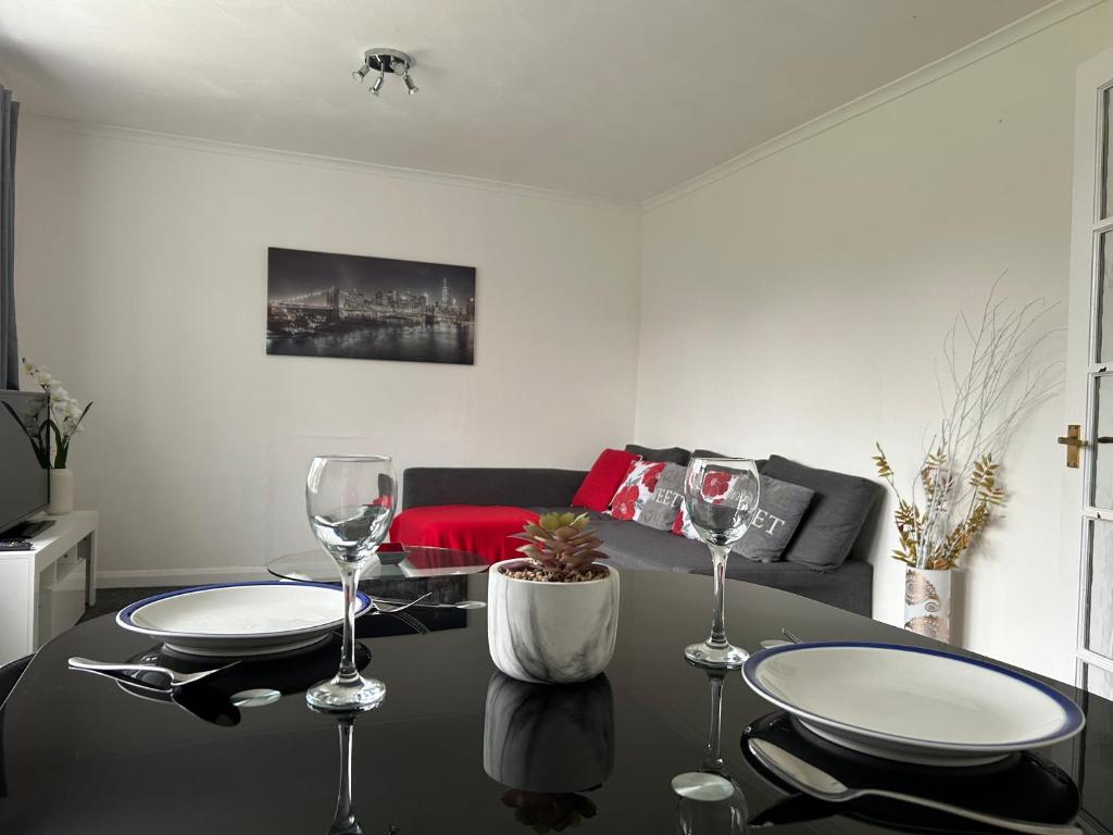 a living room with a table with wine glasses at Cosy 2 Bedroom House with Parking in Oxford in Kidlington