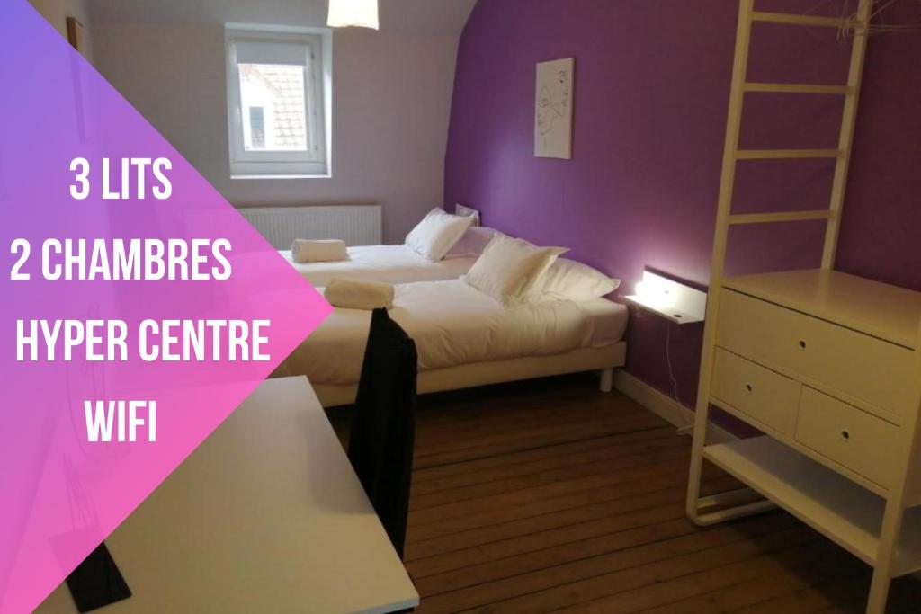 - une chambre avec un lit aux murs violets et une échelle dans l'établissement La Maison Saint-Pry, à Béthune