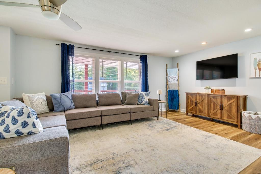 Μια τηλεόραση ή/και κέντρο ψυχαγωγίας στο Hillsboro Hideaway with Private Hot Tub and Bunkhouse!