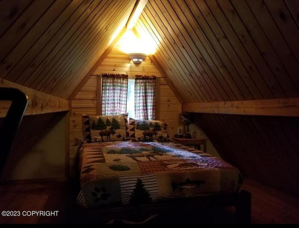 una camera da letto con letto in mansarda di Bear Necessities Alaska a Seward