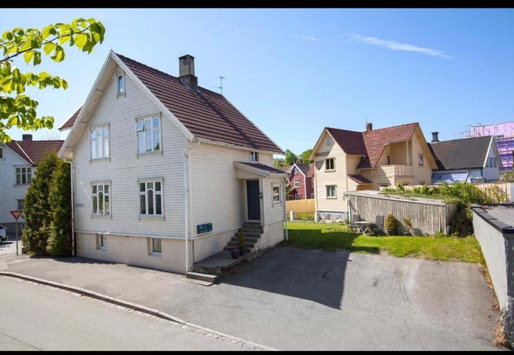 una casa bianca sul lato di una strada di Cozy apartment near city centre a Stavanger