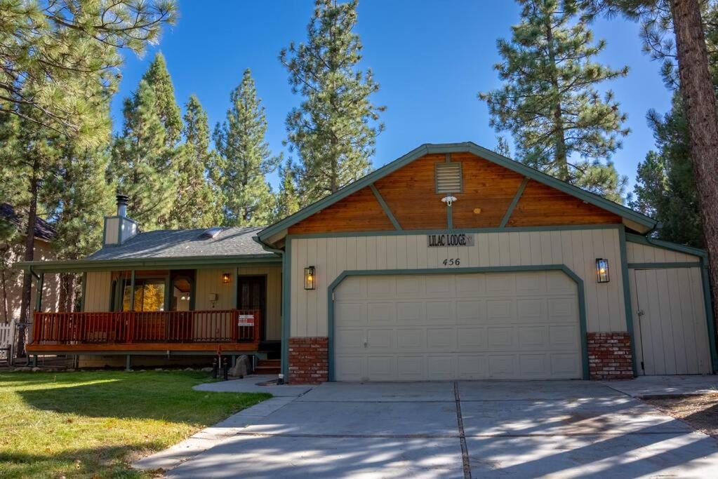 uma casa com garagem em frente em The Lilac Lodge, The Ultimate Getaway! em Big Bear City