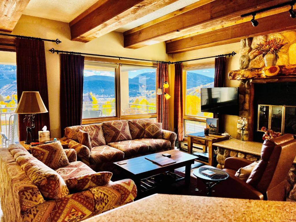 sala de estar con sofá y mesa en Spacious & Cozy Condo With Wood Fireplace condo, en Crested Butte