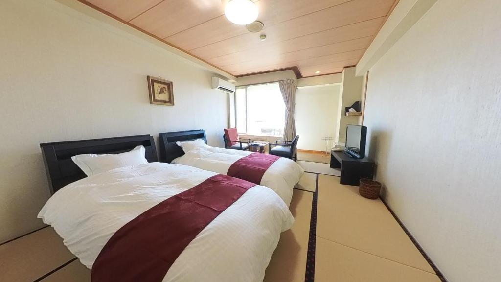 Un pat sau paturi într-o cameră la HOTEL GREEN PLAZA SHODOSHIMA - Vacation STAY 81149v