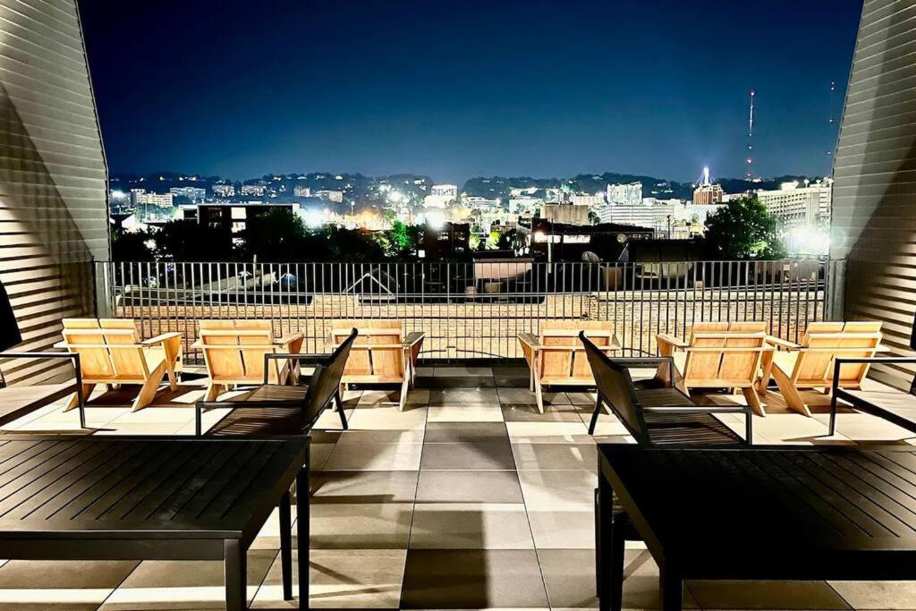 balcone con tavoli, sedie e vista sulla città di Lovely Condo in Downtown Birmingham a Birmingham