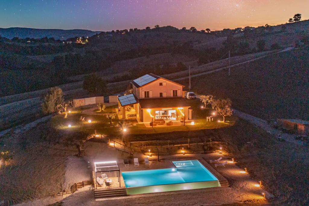 een luchtzicht op een huis met een zwembad in de nacht bij CASAL DEL SOLE in Montefelcino