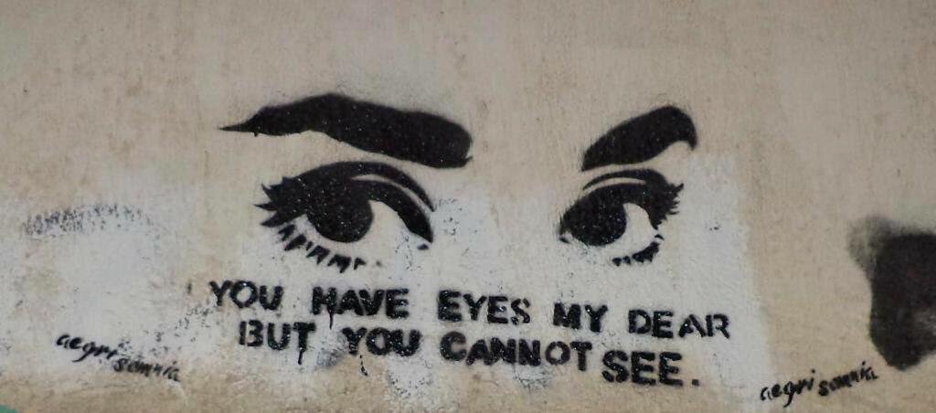 una pared con un dibujo de una cara con ojos en Bandırma ev, en Bandırma