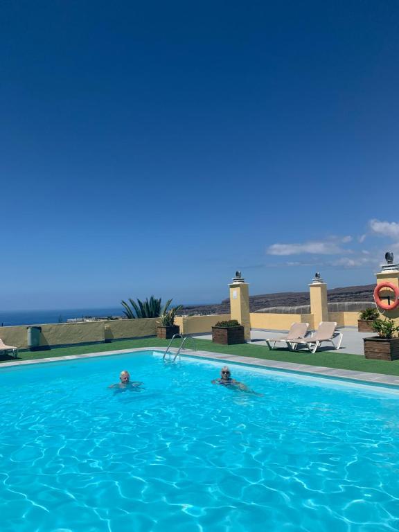 two people in the swimming pool at a hotel at Sea la vi in Puerto Rico de Gran Canaria