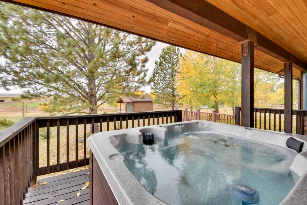 bañera de hidromasaje en la cubierta de una casa en Family-Friendly Steamboat Springs Home with Hot Tub!, en Steamboat Springs