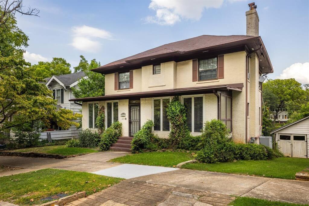 une maison jaune avec une cheminée au-dessus dans l'établissement Birmingham Historic Home/Groups/Games/Family, à Birmingham