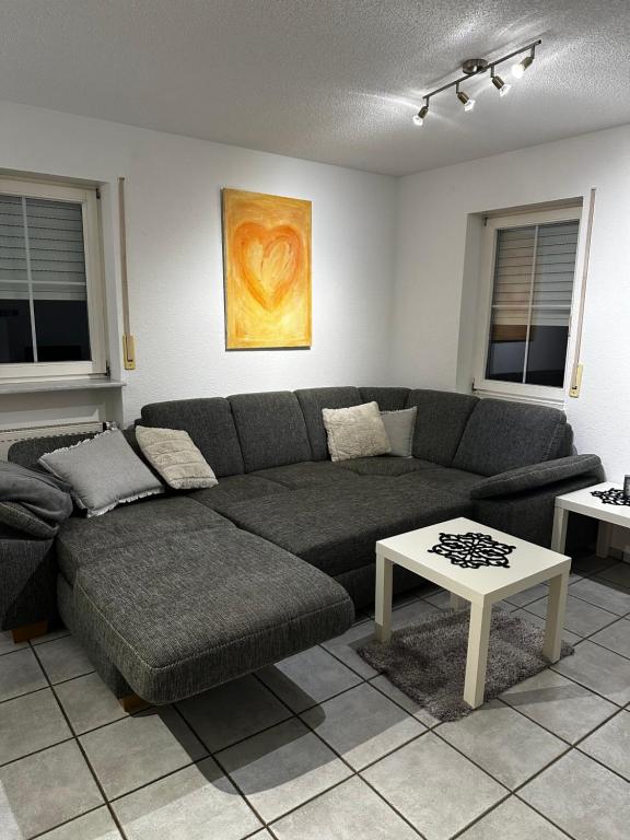 uma sala de estar com um sofá e uma mesa em Cascada Vista em Klettgau