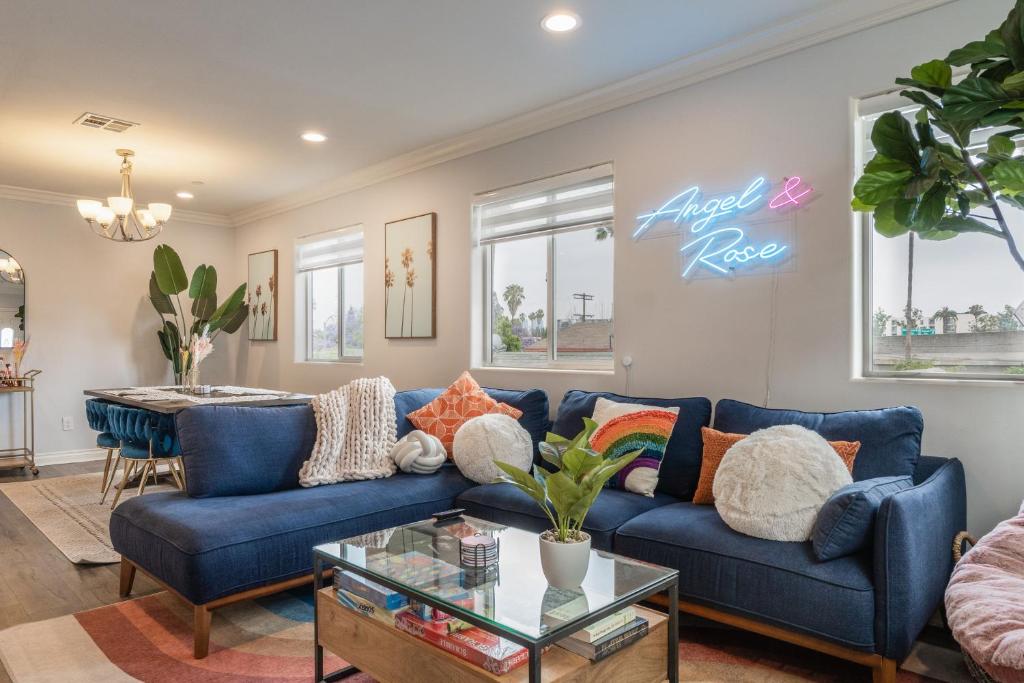 sala de estar con sofá azul y mesa en Angel & Rose * Hollywood DTLA en Los Ángeles