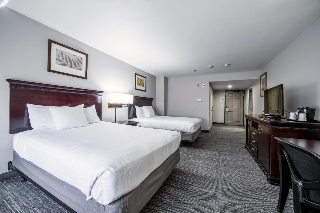 Country Inn & Suites by Radisson, Ontario at Ontario Mills, CA - Queen Room With Two Queen Beds - Disability Access