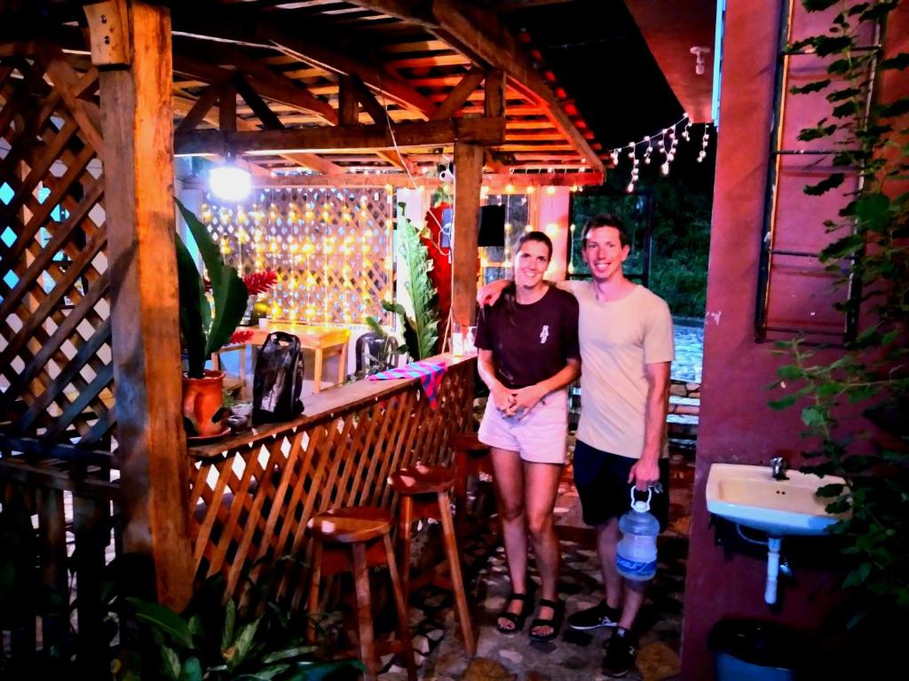 dos hombres están parados frente a un bar en Hotel Rosalila, en Copan Ruinas