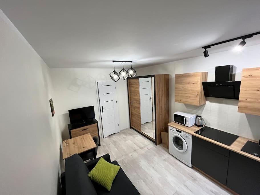 een klein appartement met een keuken en een magnetron bij Mazowiecka 29 Apartment B self check-in in Bydgoszcz