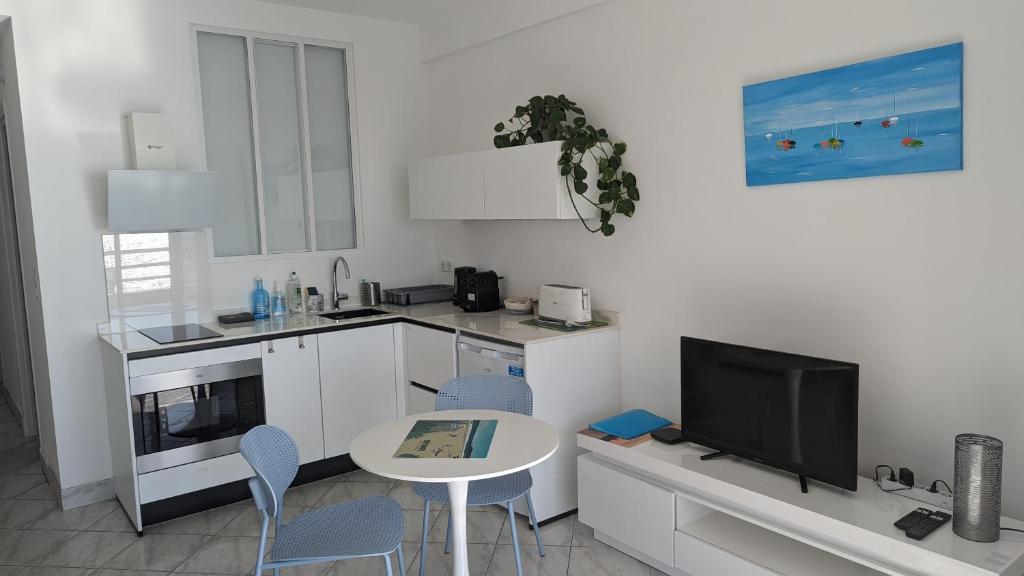 Kuchyň nebo kuchyňský kout v ubytování Superbe appartement vue mer panoramique