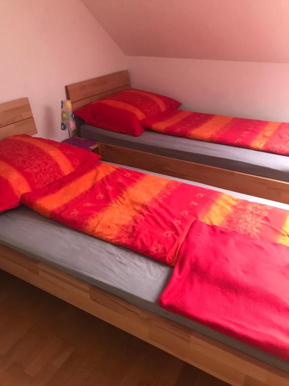 Posteľ alebo postele v izbe v ubytovaní Vermieterei