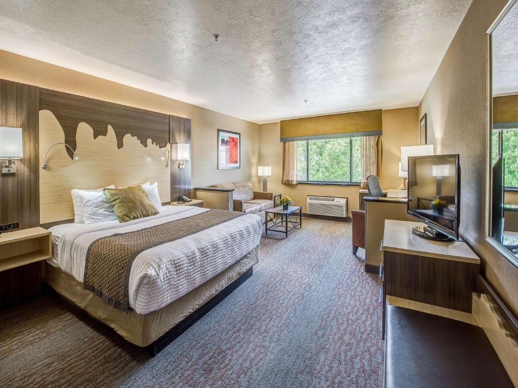 Ein Bett oder Betten in einem Zimmer der Unterkunft Best Western Plus Canyonlands Inn