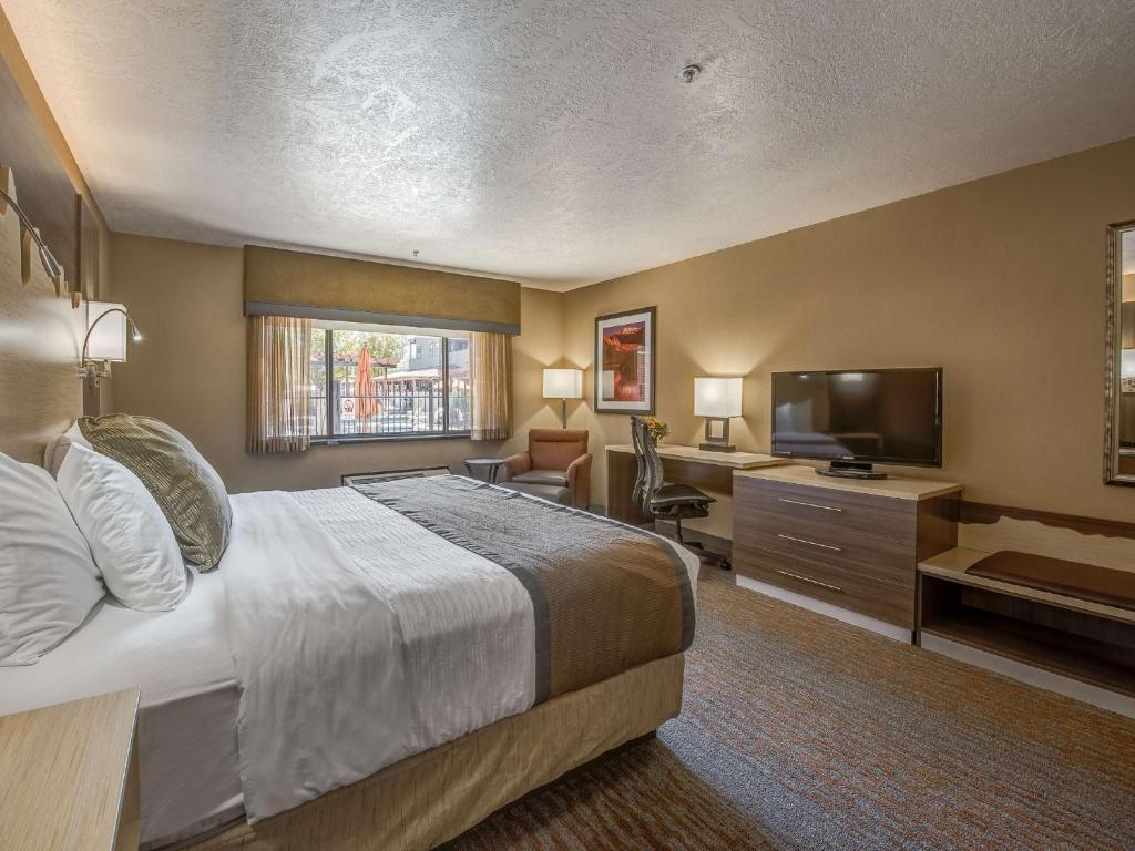 Ein Bett oder Betten in einem Zimmer der Unterkunft Best Western Plus Canyonlands Inn