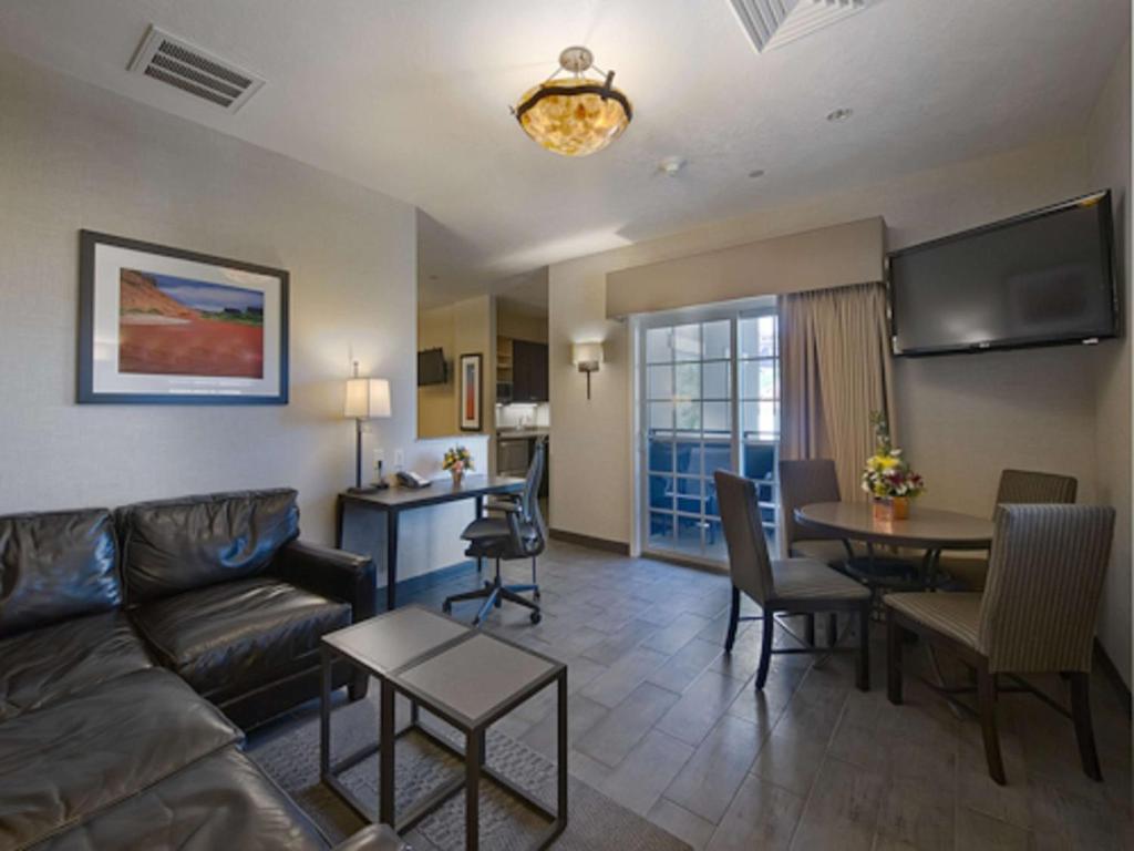 Ein Sitzbereich in der Unterkunft Best Western Plus Canyonlands Inn