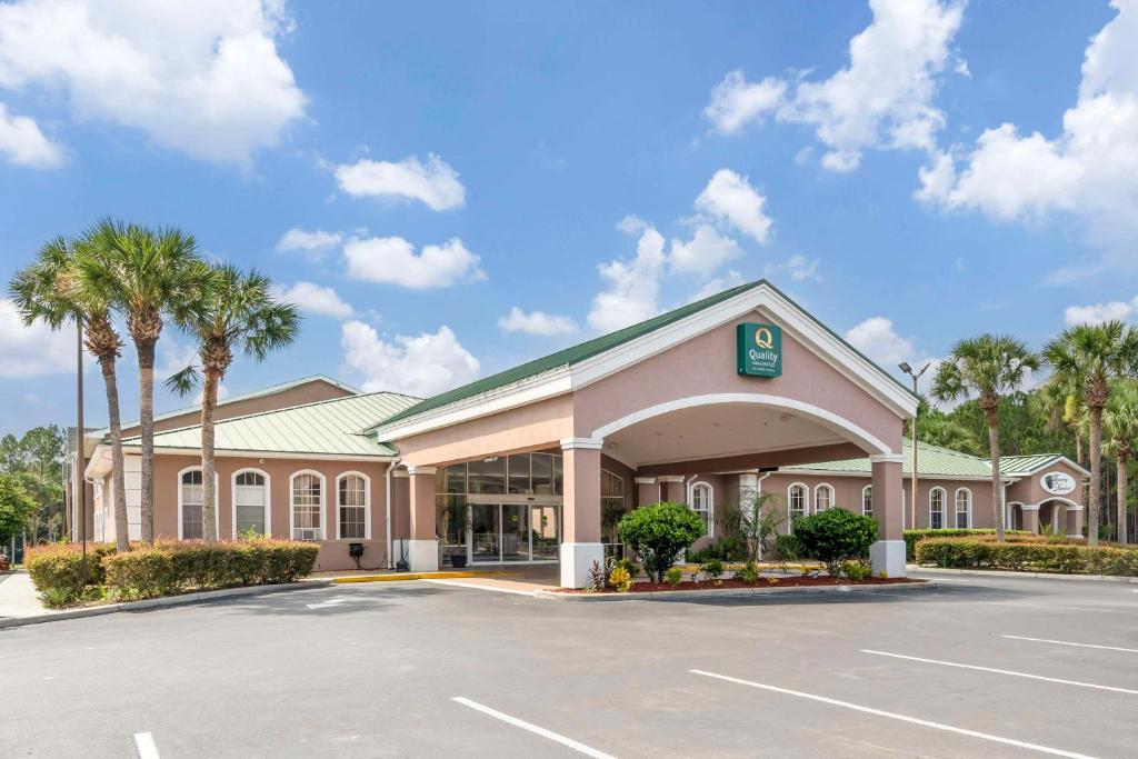 un edificio con un estacionamiento delante de él en Quality Inn Conference Center at Citrus Hills, en Hernando