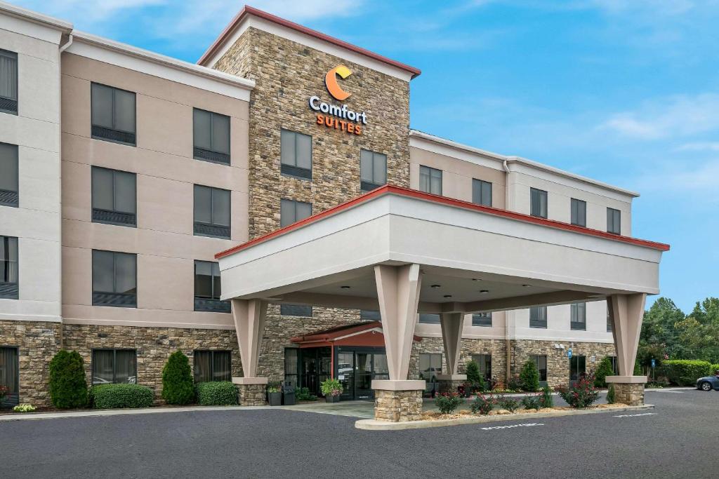 a rendering of the front of a hotel at Comfort Suites in Commerce