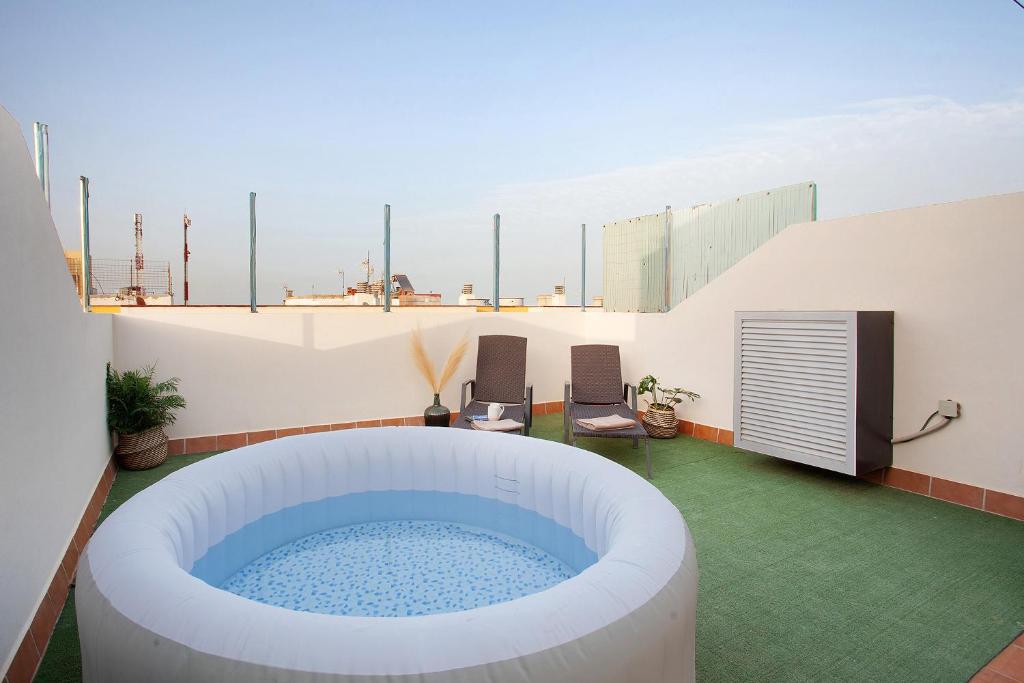 a hot tub on the roof of a building at Casa Dael in El Matorral